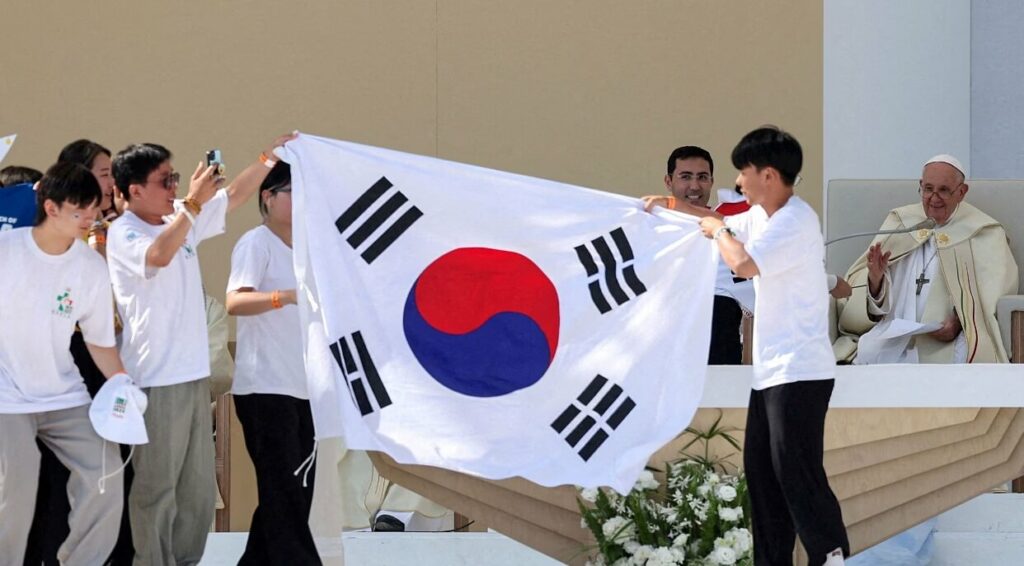 리스본에서 2027년 WYD 개최지 발표를 듣고 한국 카톨릭 청소년 신자들이 교황앞에서 태극기를 흔드는 사진